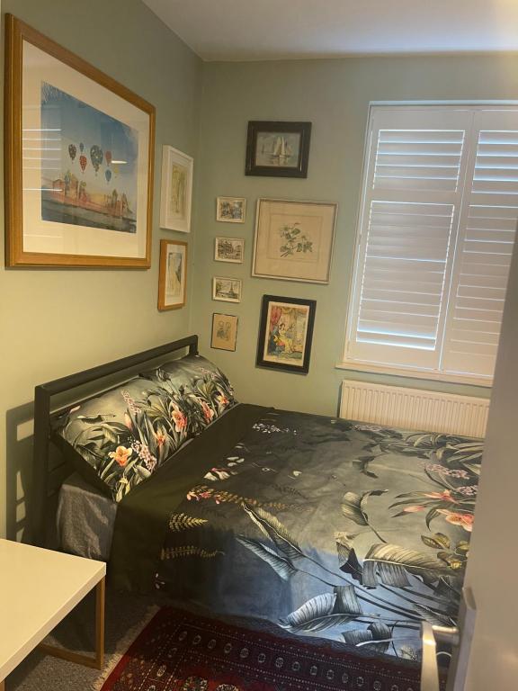 a bedroom with a bed and a window at 4 Birkbeck Road Beckenham BR3 4SN in Elmers End