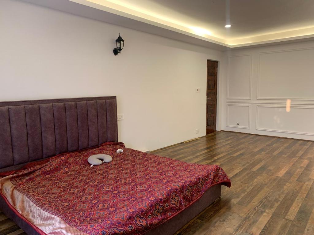 1 dormitorio con 1 cama con edredón rojo en Khadee Homestay en Srinagar