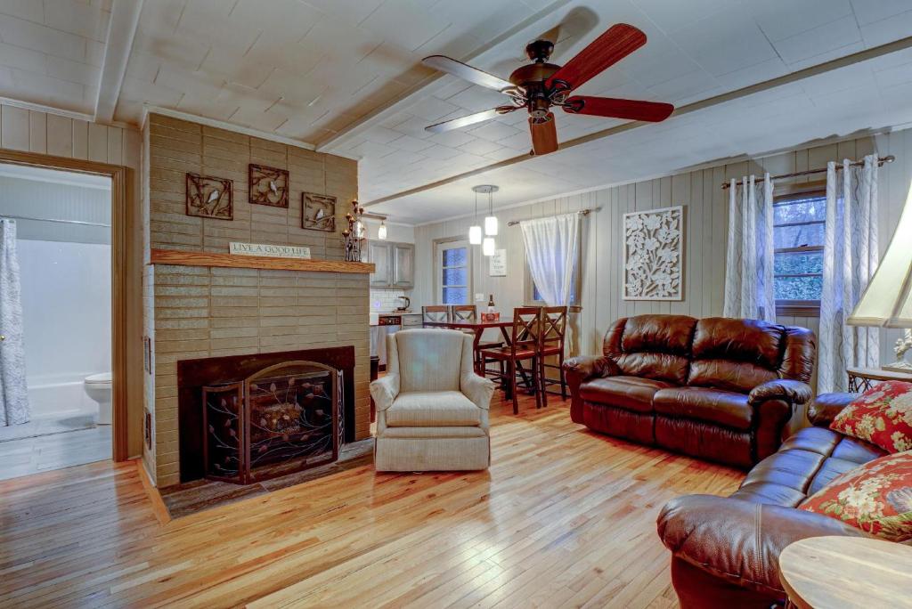 - un salon avec un canapé et une cheminée dans l'établissement White Laurel Cottage At Linville Falls, à Linville Falls