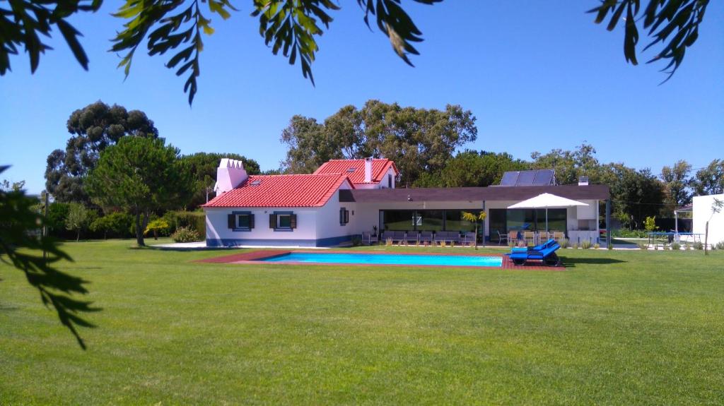 una casa con piscina en un patio en Monte Girassol - The Lisbon Country House, en Quinta das Faias