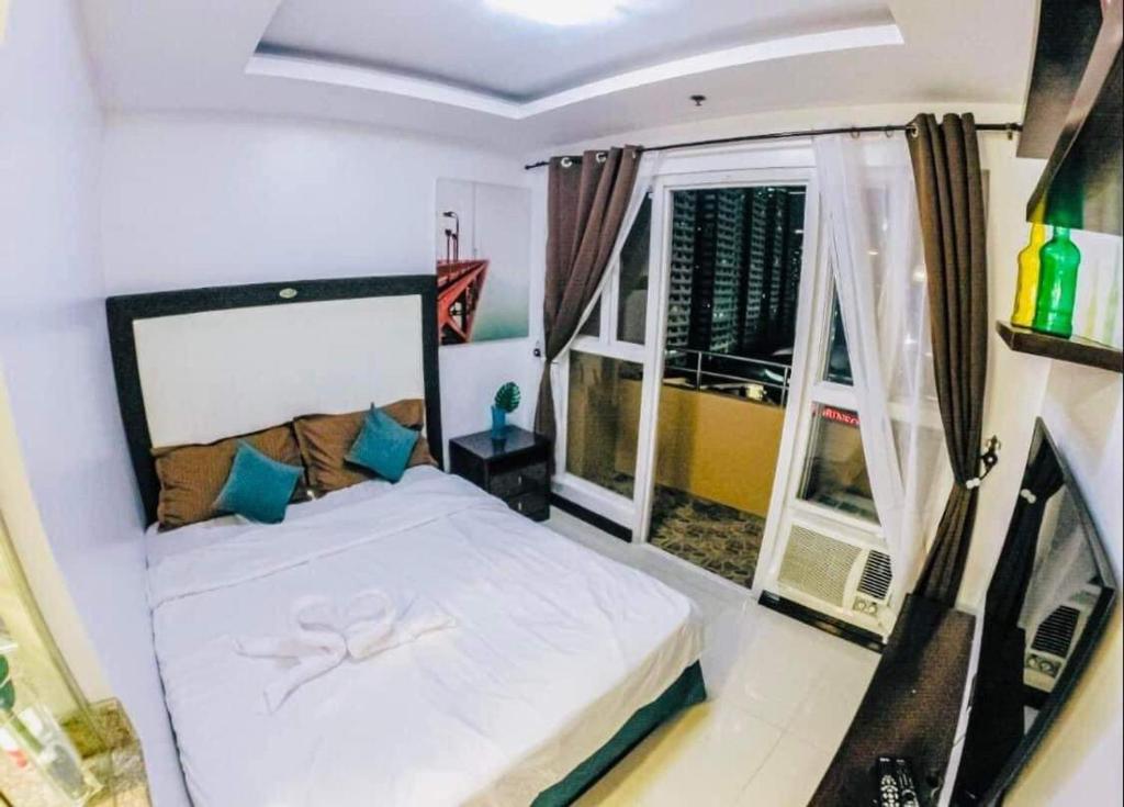 Postel nebo postele na pokoji v ubytování Birch Tower Malate Suites