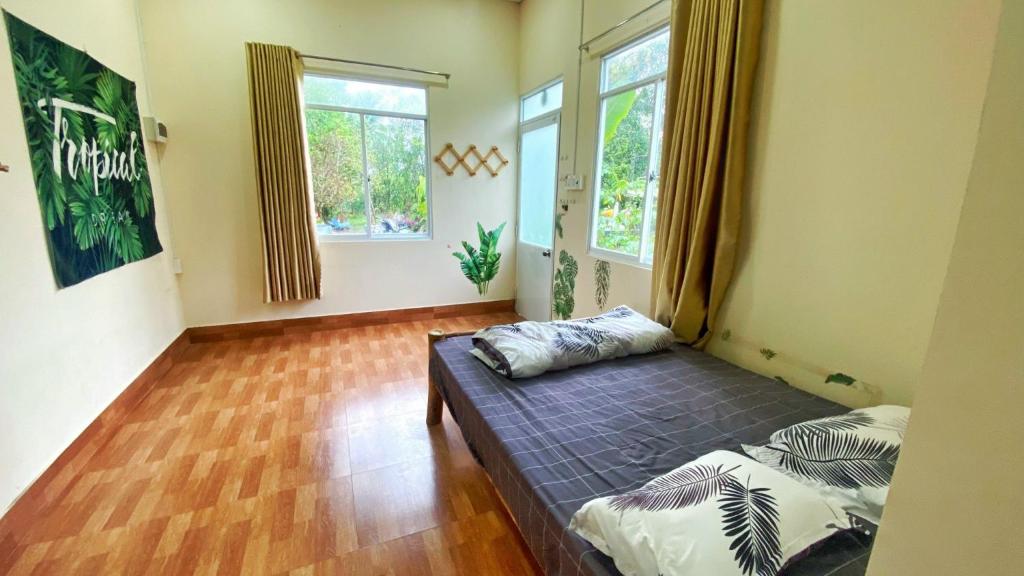 Postel nebo postele na pokoji v ubytování Hide Away Bungalows in Ben Tre City