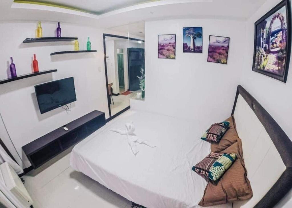 TV a/nebo společenská místnost v ubytování Birch Tower Malate Suites