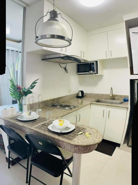 Kuchyň nebo kuchyňský kout v ubytování Birch Tower Malate Suites