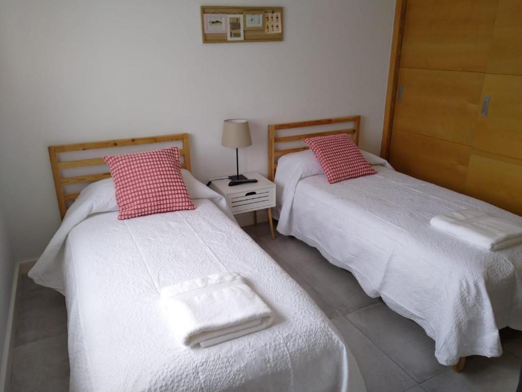two beds sitting next to each other in a room at Tranquilidad entre volcanes in Uga