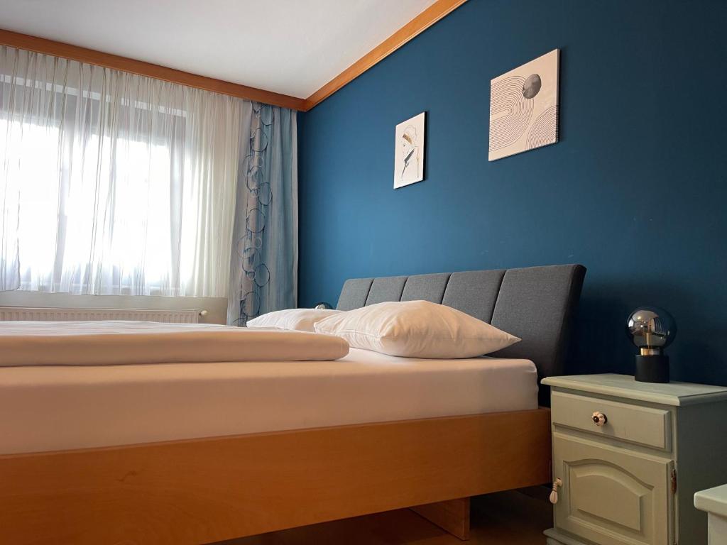 Postel nebo postele na pokoji v ubytování Landgasthof Zum Alten Weinstock