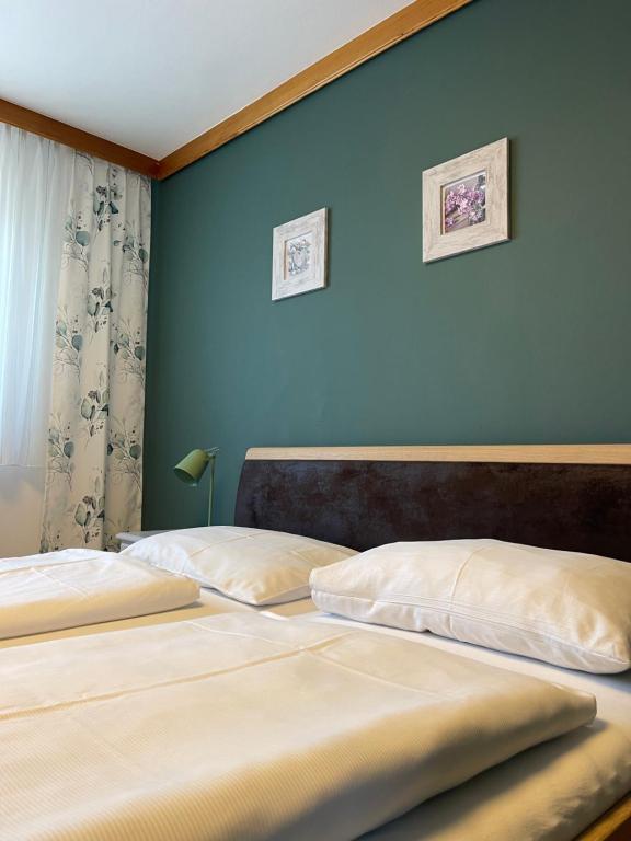 Postel nebo postele na pokoji v ubytování Landgasthof Zum Alten Weinstock