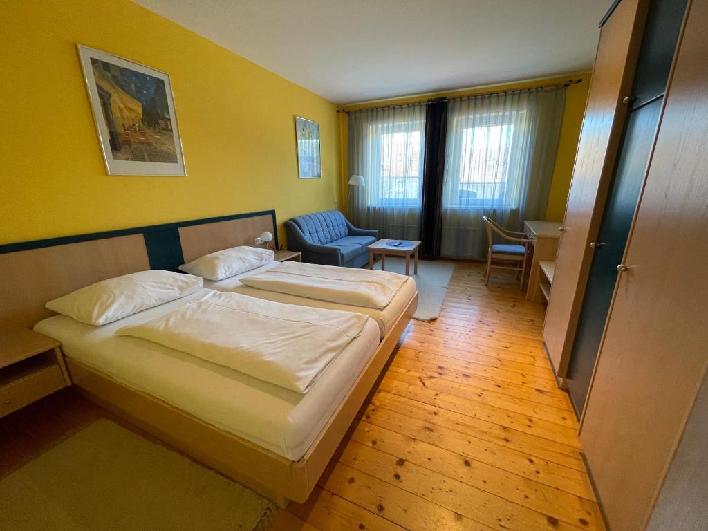 Postel nebo postele na pokoji v ubytování Landgasthof Zum Alten Weinstock