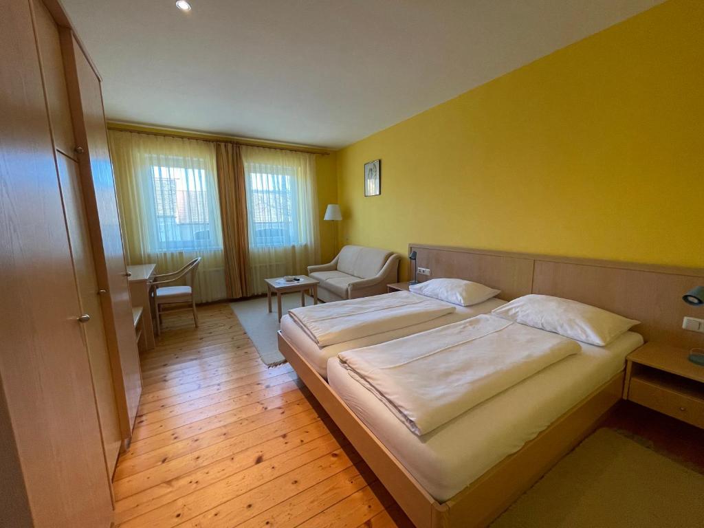 Postel nebo postele na pokoji v ubytování Landgasthof Zum Alten Weinstock
