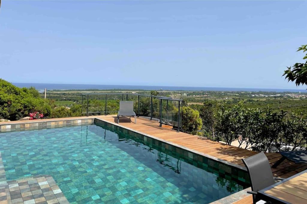 - une piscine avec vue sur l'océan dans l'établissement Bergerie vue mer avec piscine, à Ventiseri