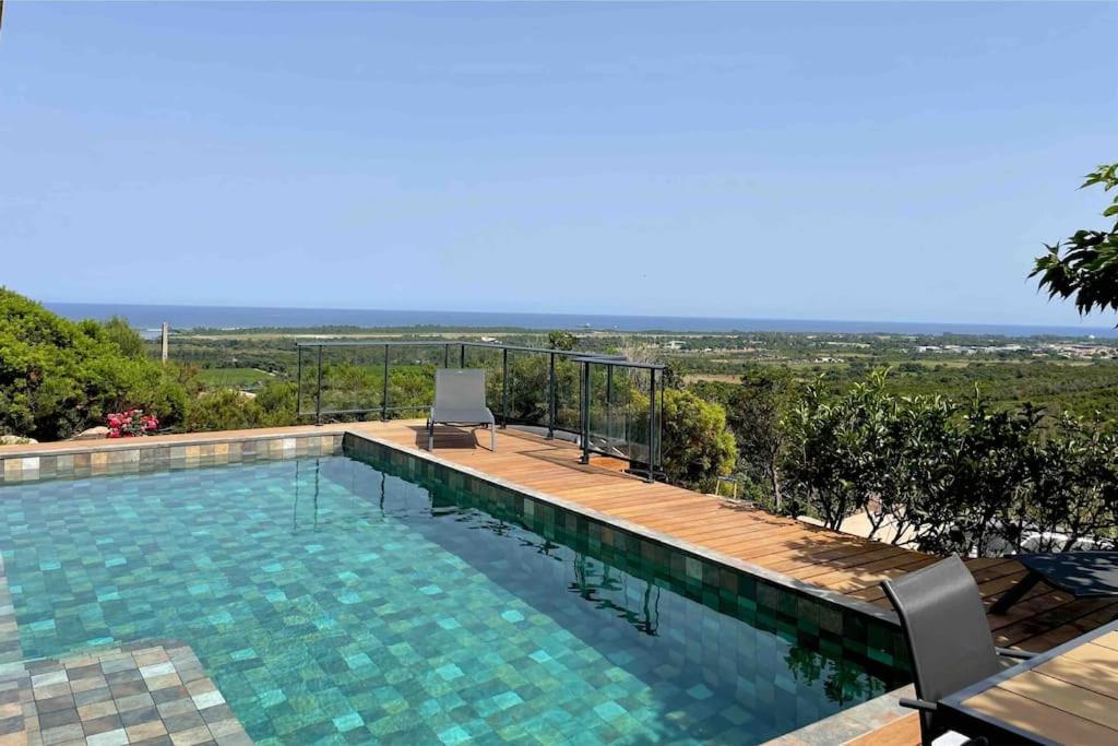 une piscine avec vue sur l'océan dans l'établissement Bergerie vue mer avec piscine, à Ventiseri