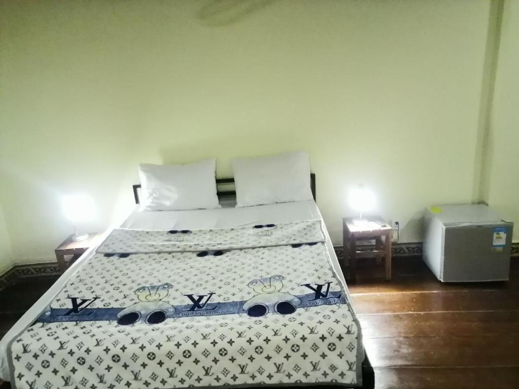 ein Schlafzimmer mit einem Bett und einem TV. in der Unterkunft Birds Nest 2.0 in Kampot