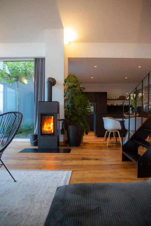 a living room with a fireplace and a kitchen at N6Quartier in Bad Münstereifel