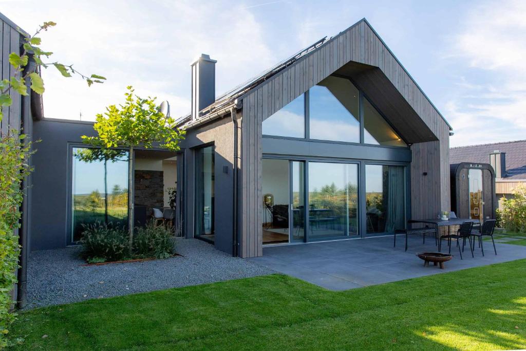 a house with glass doors and a table in a yard at N6Quartier in Bad Münstereifel