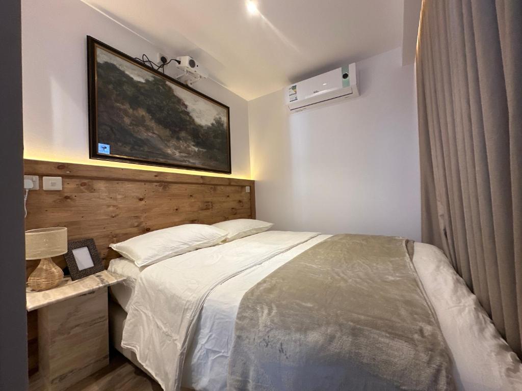 ein Schlafzimmer mit einem Bett und einem Bild an der Wand in der Unterkunft container chalet in Buraida