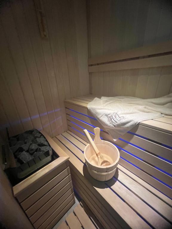 Ledine的住宿－Lux studio sa saunom Ampelitsi，小房间设有两张床、碗和餐具