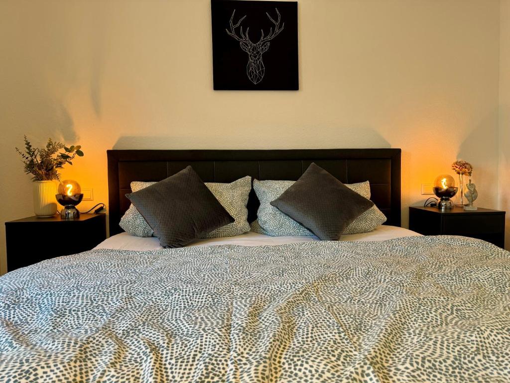 a bedroom with a large bed with pillows at Traumhafte Wohnung am Stadtbrunnen der Altstadt in Pfullendorf