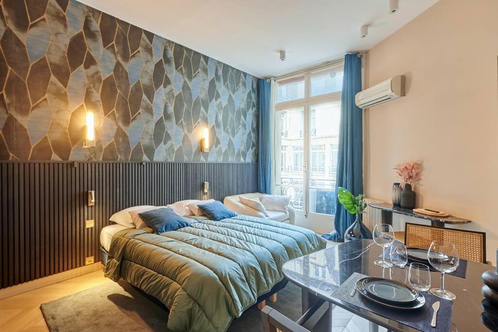 una camera con un letto e un tavolo di Rent a Room apartments - Champs Elysées suite a Parigi
