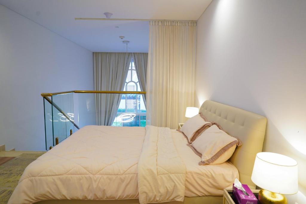 Postel nebo postele na pokoji v ubytování Luxury Apartment by the Sea with Amazing Amenities at Pearl Qatar