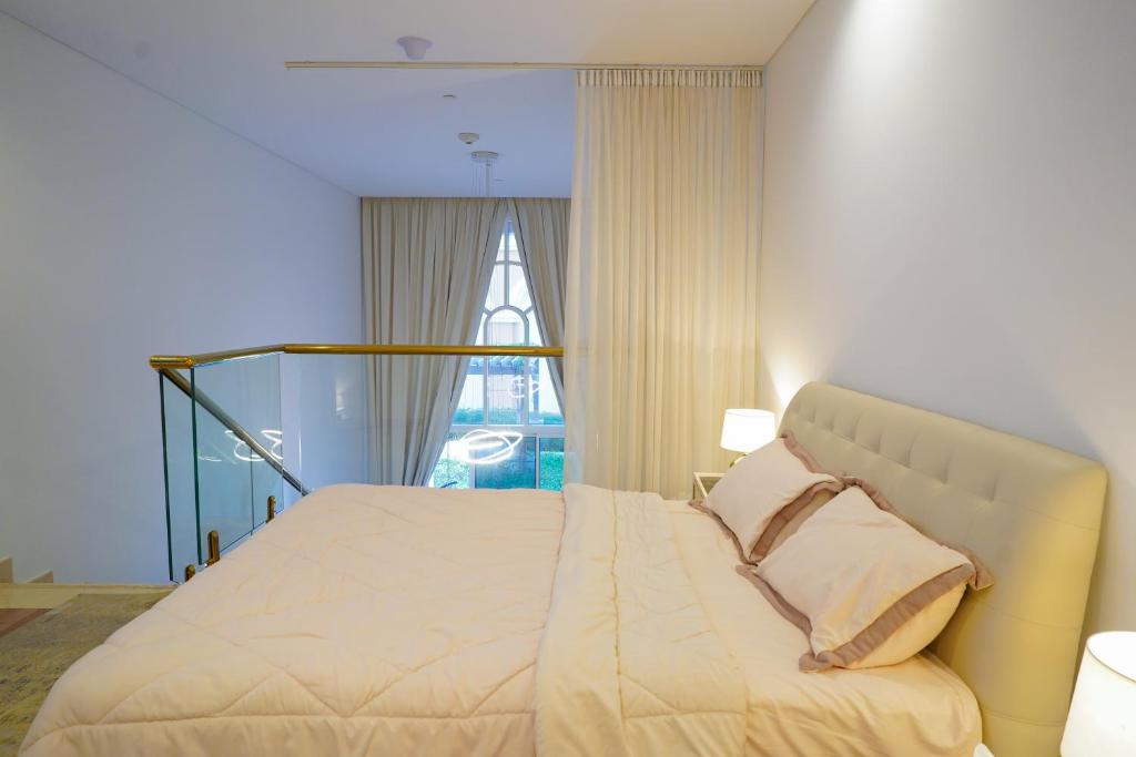 Postel nebo postele na pokoji v ubytování Luxury Apartment by the Sea with Amazing Amenities at Pearl Qatar