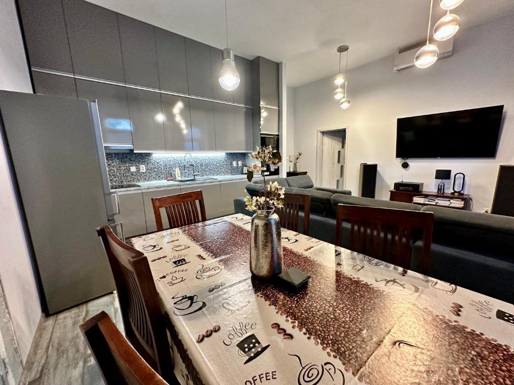 Μια τηλεόραση ή/και κέντρο ψυχαγωγίας στο Royal City Centre Apartment