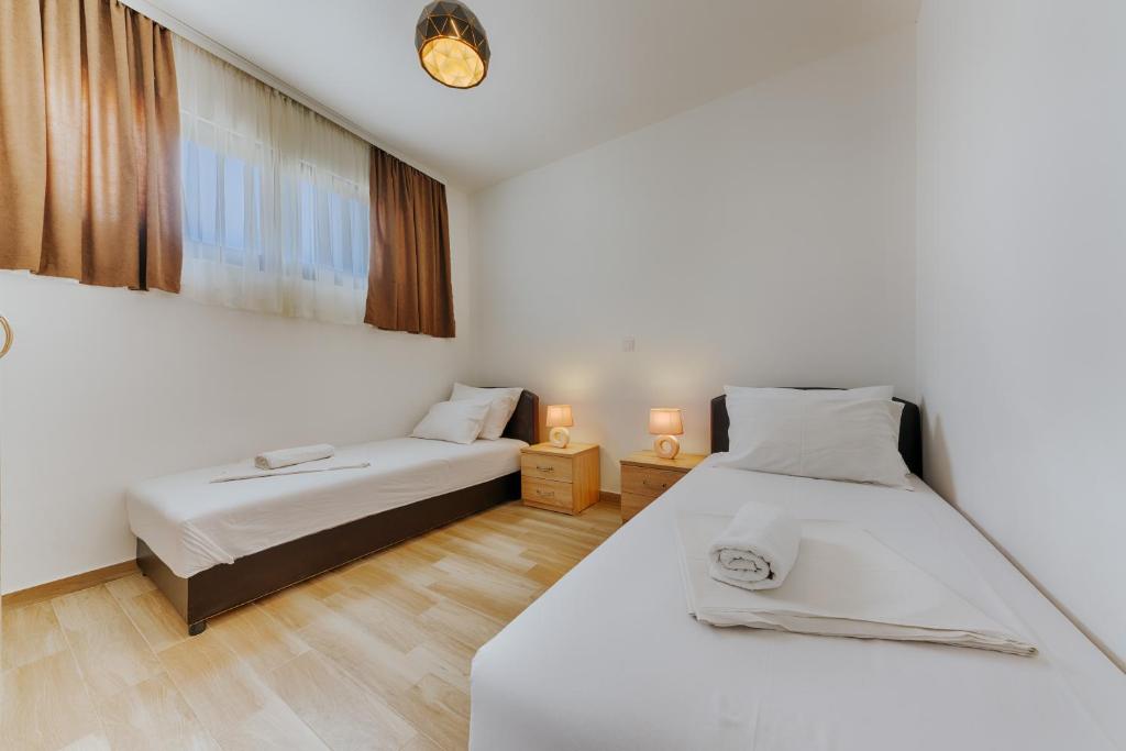 una camera con due letti e una finestra di Family Resort a Ulcinj