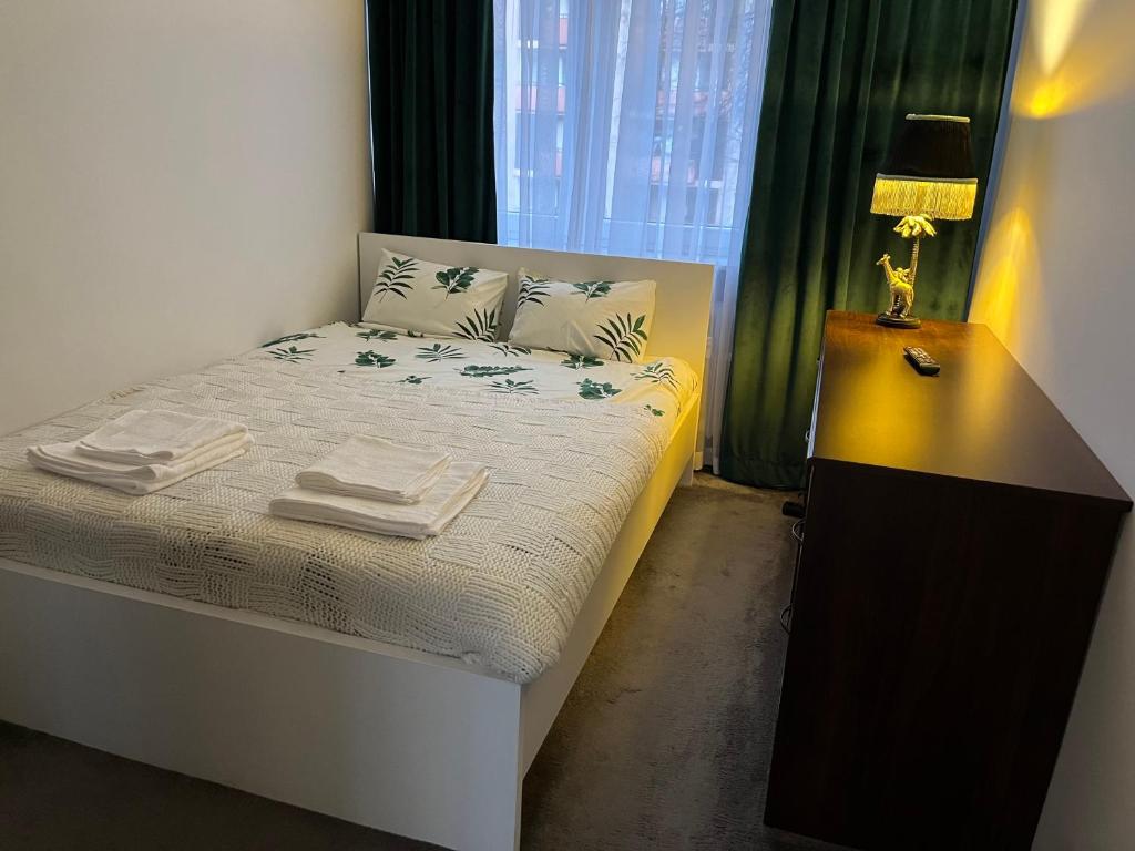 una camera da letto con un letto con due asciugamani sopra di Klimatyczne mieszkanie w centrum a Radom