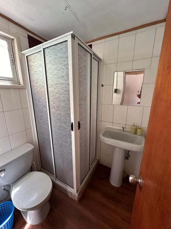 W łazience znajduje się prysznic, toaleta i umywalka. w obiekcie Cabañas Sal & Arena w mieście El Quisco