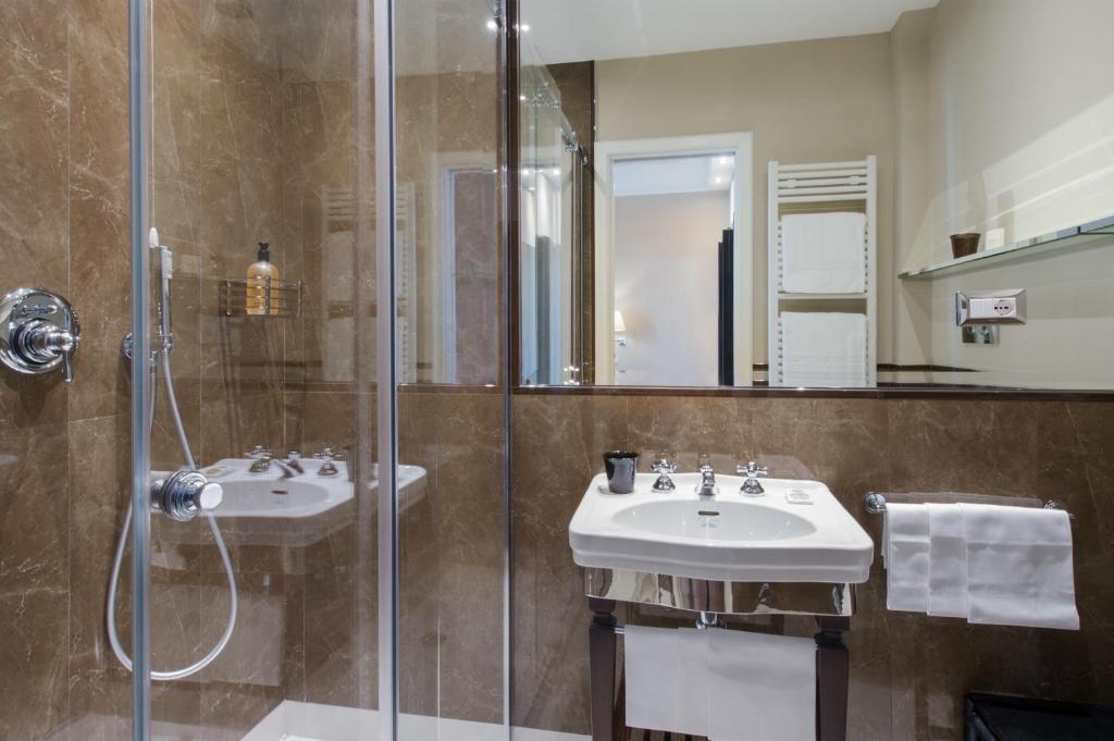 y baño con 2 lavabos y ducha. en Hotel Francia E Quirinale, en Montecatini Terme