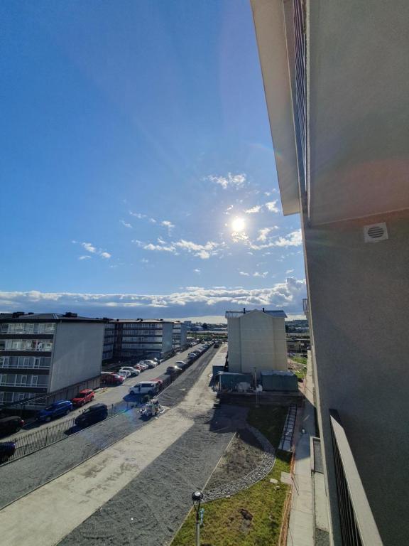 a view of a street from a building with a parking lot at Acogedora habitación en departamento nuevo in Puerto Montt