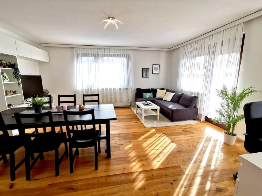 una sala de estar con una mesa y un sofá en Wörthersee: Gemütliche Wohnung, en Klagenfurt