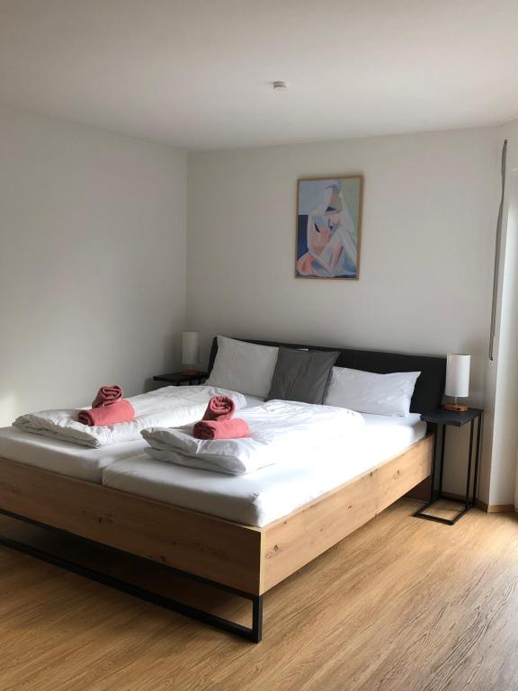Un pat sau paturi într-o cameră la Gemütliches Appartement mit eigener Terrasse