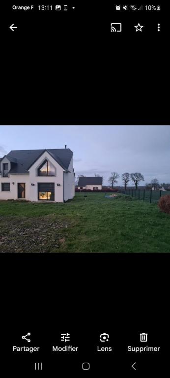 une photo d'une maison blanche avec la motivation des mots et une photo dans l'établissement chambre à louer, à Magny-en-Bessin