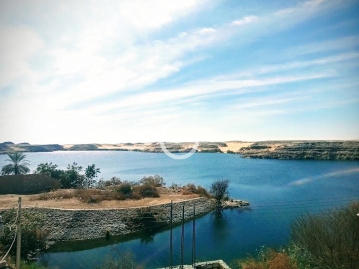- une vue sur une grande étendue d'eau dans l'établissement Tut Amun, à Abou Simbel