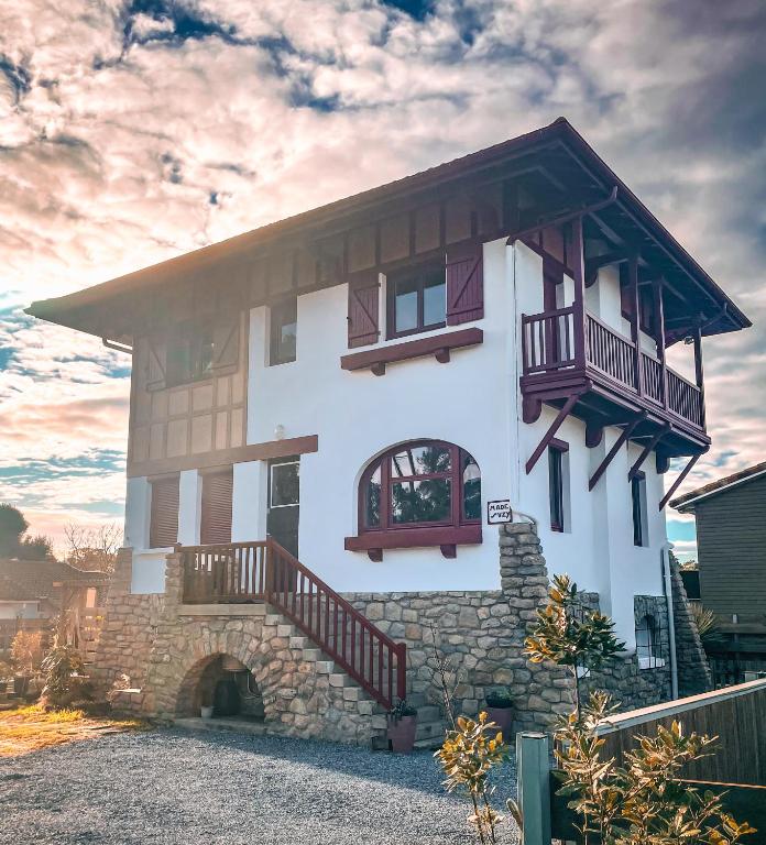 - un grand bâtiment blanc avec 2 balcons dans l'établissement Beach house idéale pour famille, 400 m de l’océan, à Labenne