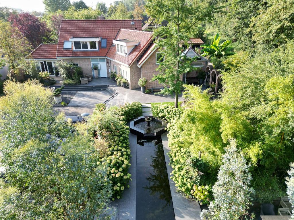 een luchtzicht op een huis met een tuin bij Dishoek in Dishoek