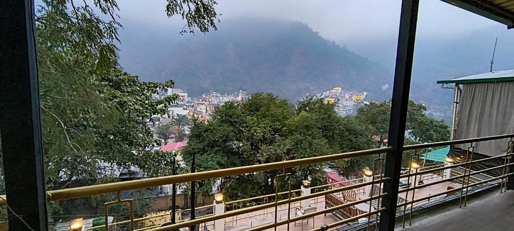 einen Balkon mit Stadtblick in der Unterkunft Hotel Grace Ganga in Rishikesh