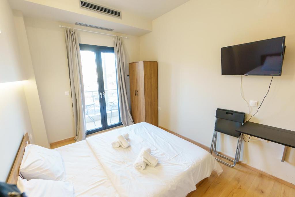 ein Schlafzimmer mit einem Bett mit Handtüchern darauf in der Unterkunft Luxury apartment B5 - Thessaloniki Center in Thessaloniki