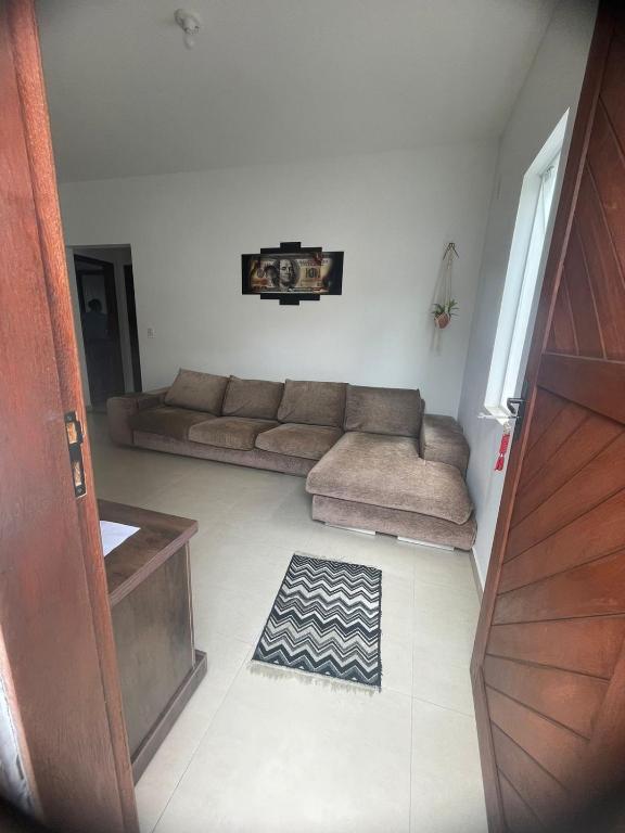 弗洛里亚诺波利斯Praia dos ingleses Floripa的一间客厅,客厅内配有棕色沙发