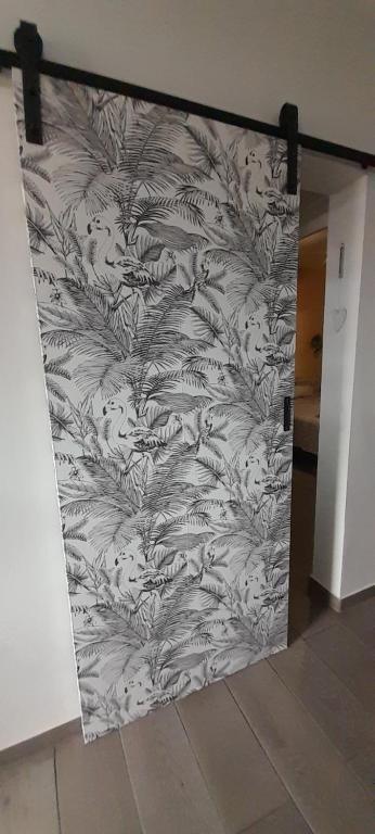 a wall with a floral pattern on it at Chambre diamants in Saint-Pierre