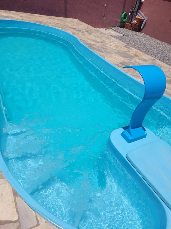 una piscina con fideos en el agua en Casa de temporada, en Itapoa