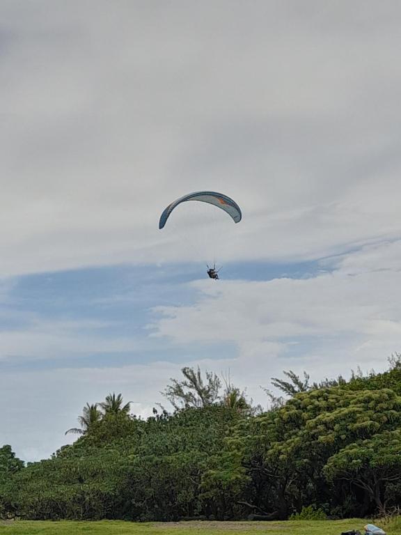 a person flying a parachute in the sky at Chambre diamants in Saint-Pierre