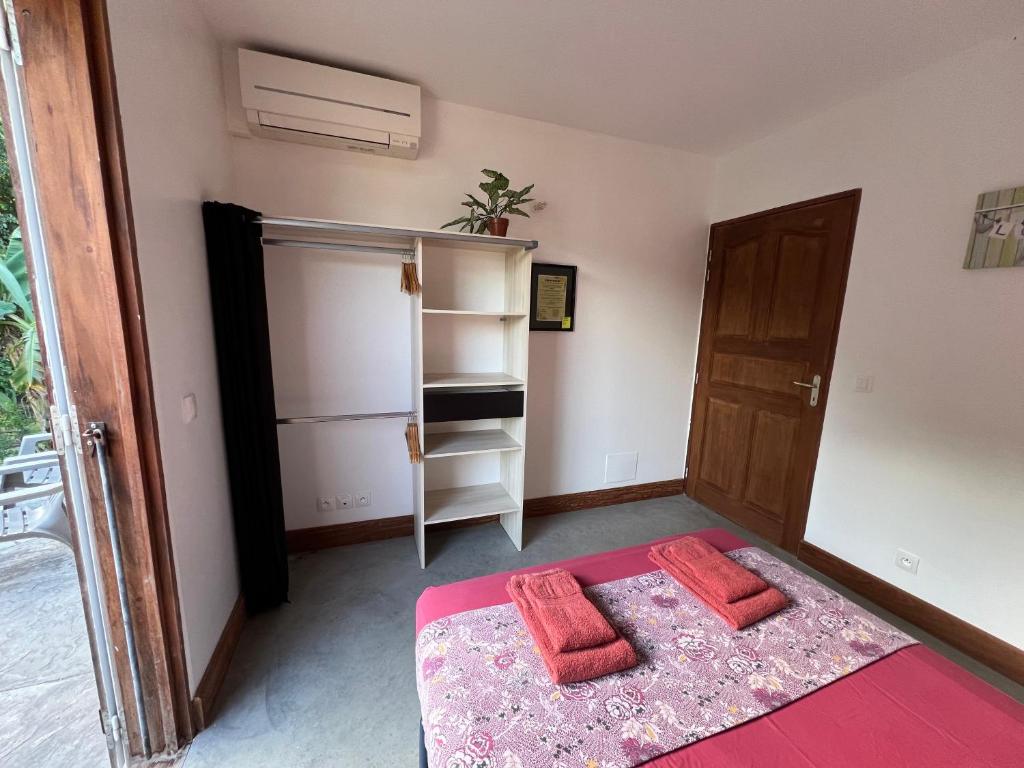 Voodi või voodid majutusasutuse Chambre Birloton toas