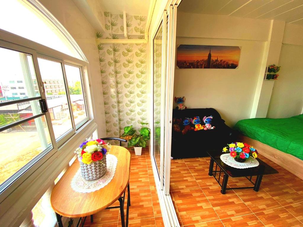 芭達雅中心的住宿－Nirun Grand Ville C4，客厅配有桌子和沙发