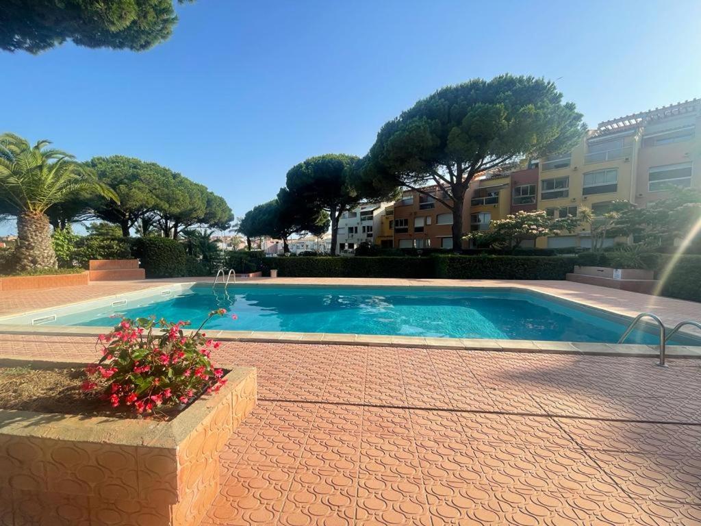 Bazén v ubytovaní Location Cap d'Agde Aurélie alebo v jeho blízkosti