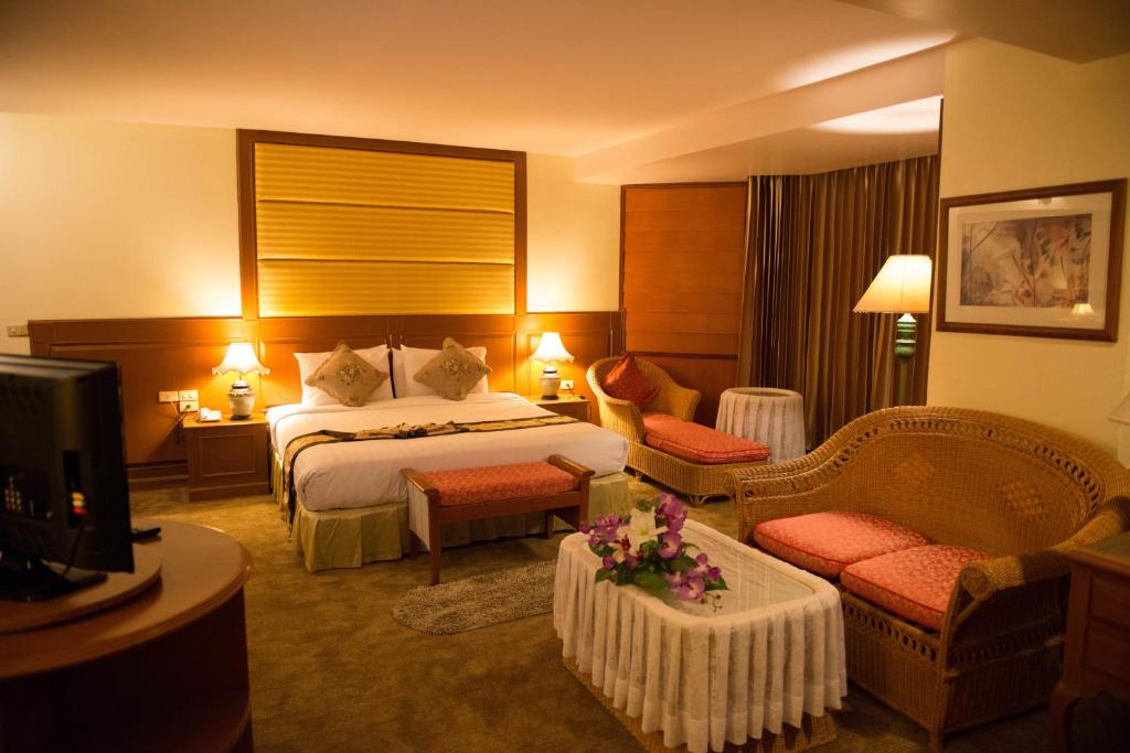 Postel nebo postele na pokoji v ubytování Phayao Gateway Hotel