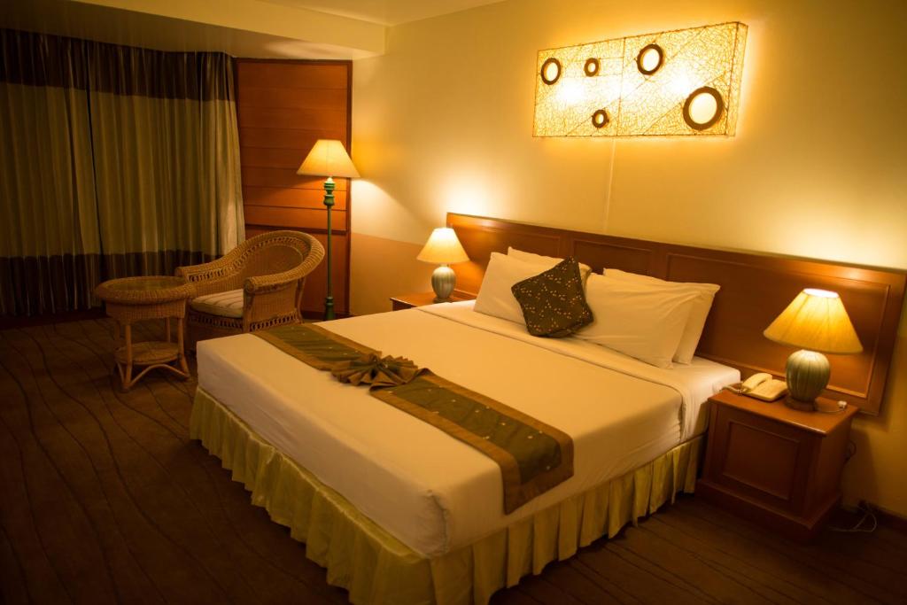 Postel nebo postele na pokoji v ubytování Phayao Gateway Hotel