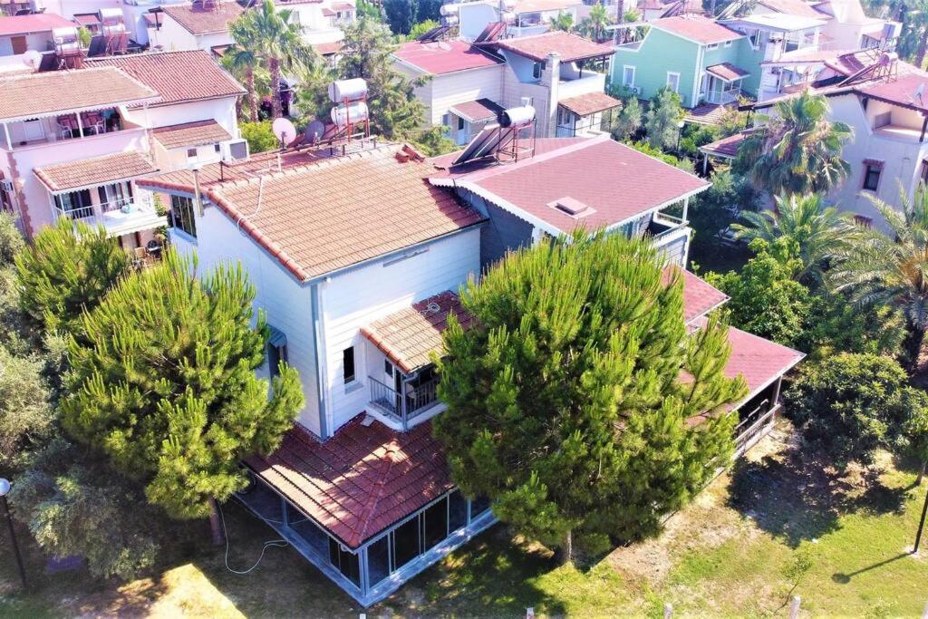 einen Blick über ein Haus mit Bäumen und Häusern in der Unterkunft Villa HUZUR in Side