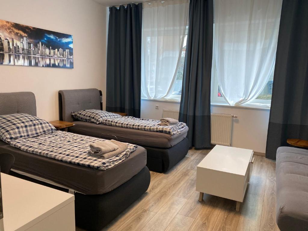 ein Wohnzimmer mit 2 Betten und einem Sofa in der Unterkunft Holiday Apartments House in Essen