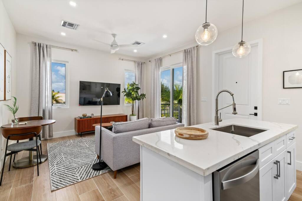 A kitchen or kitchenette at Luxury 1 Bedroom Condo In The Heart Of Cable Beach!